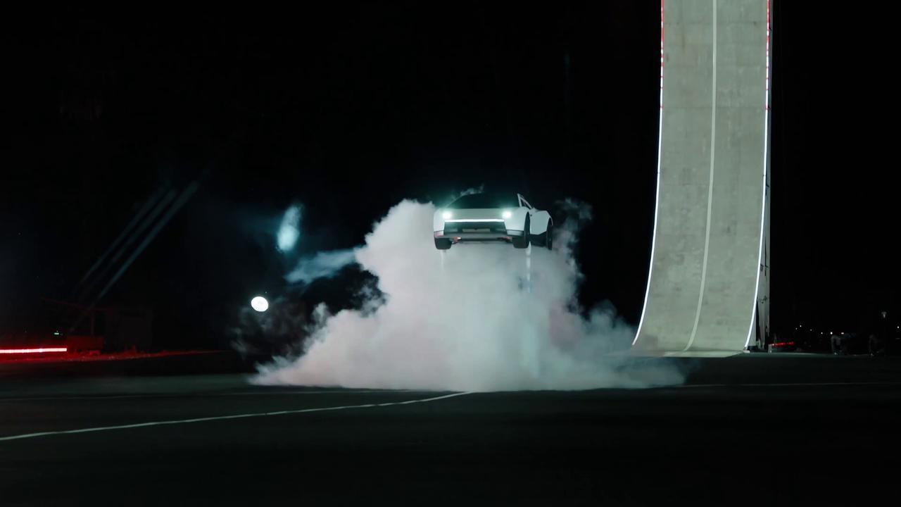 Video thumbnail for Tesla debuts new Roadster 'that can fly' with futuristic demonstration 1/2.