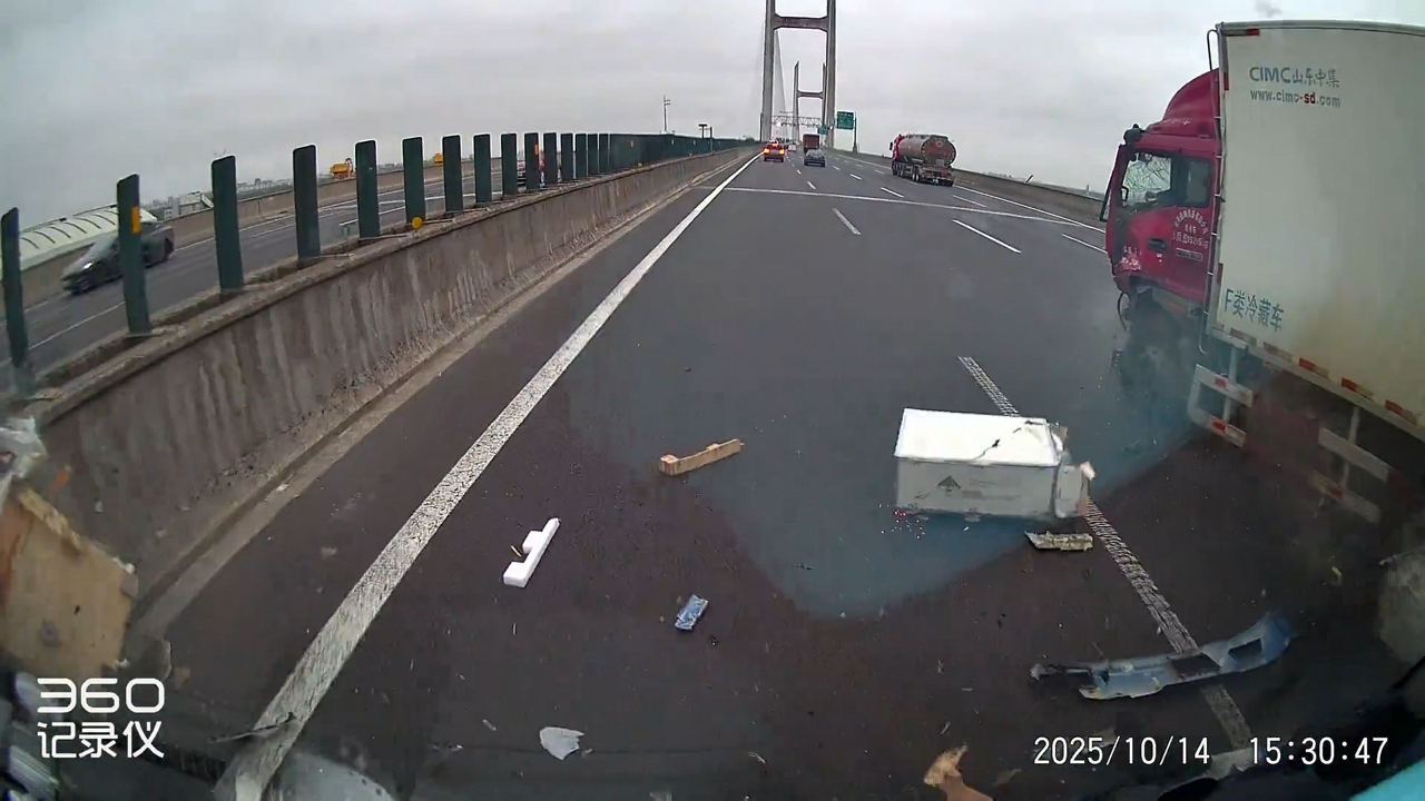 Video thumbnail for Sudden Rear-End Crash on Shanghai Highway!