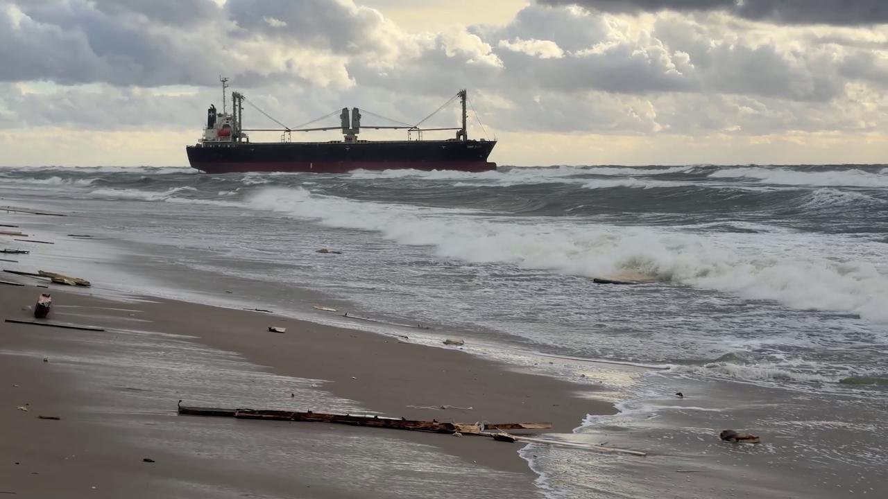 Video thumbnail for Russia: Cargo ship runs aground on Russia's Baltic coast.