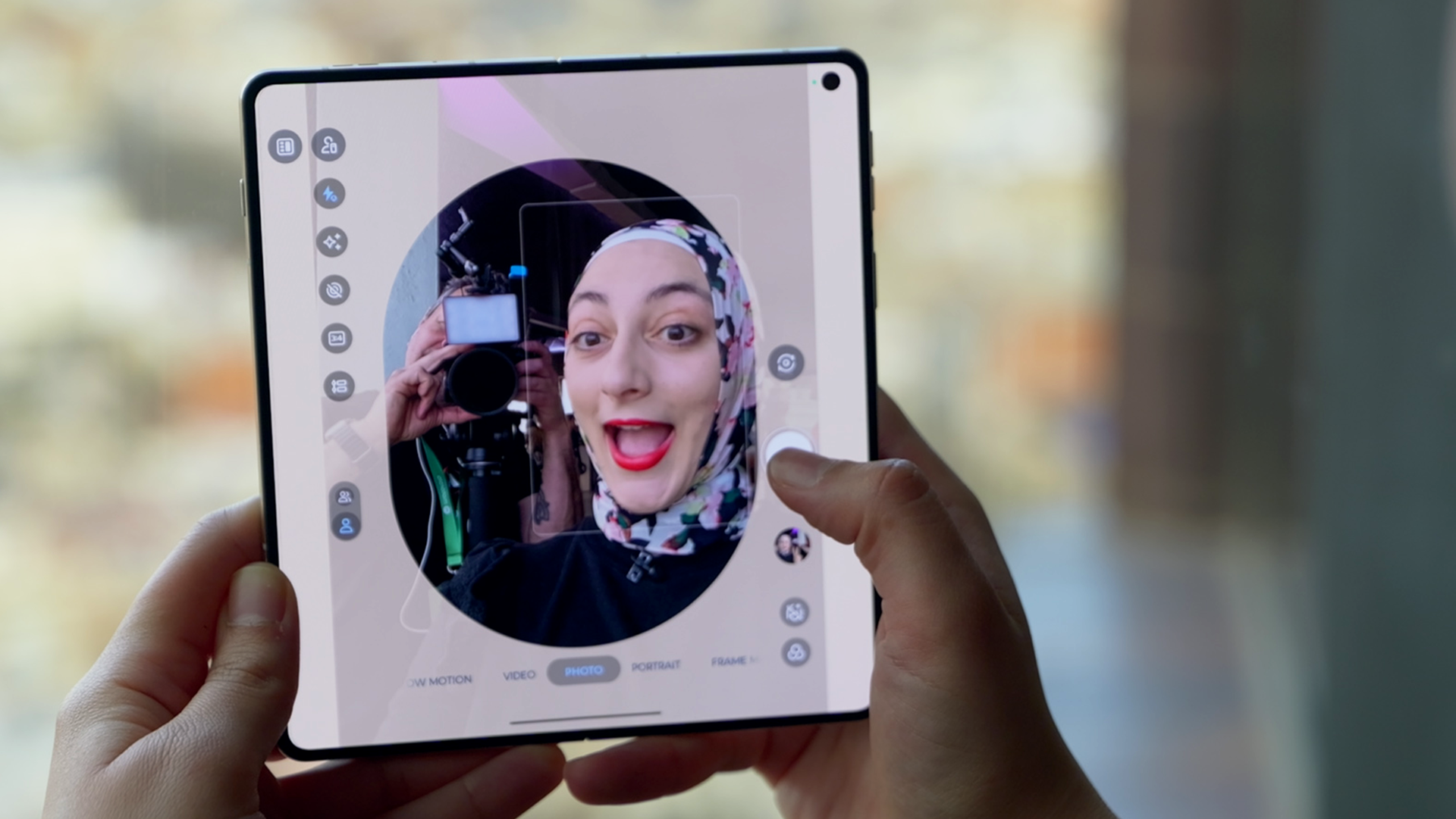 Video thumbnail for Motorola Razr Fold Hands-On: Sleek Design With a Luxury Finish