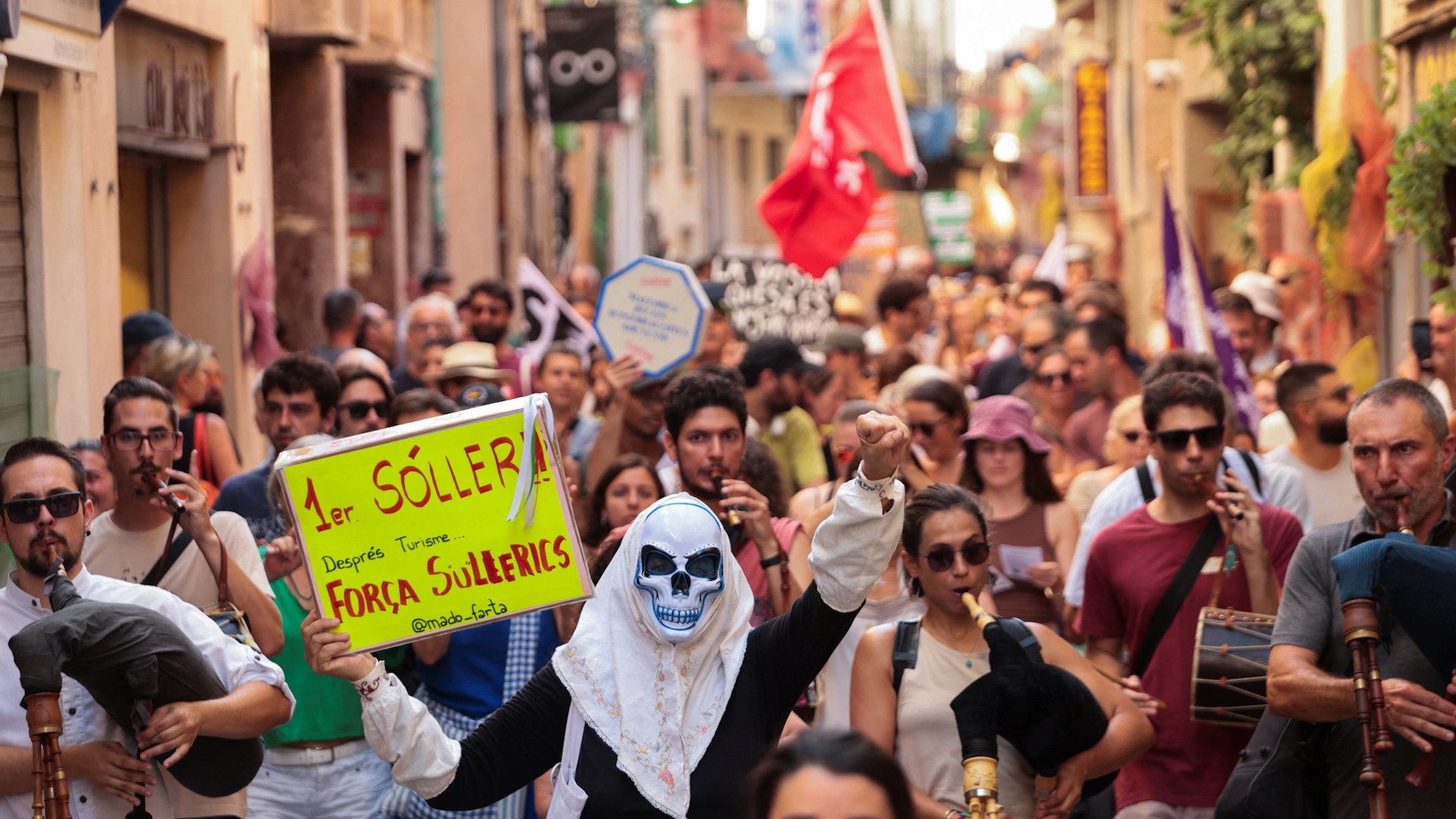 Video thumbnail for Hundreds of anti-tourism Spanish protesters march in Mallorca’s Soller