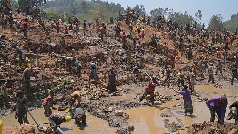 Video thumbnail for Ebola: Artisanal miners keep digging for gold despite virus risk