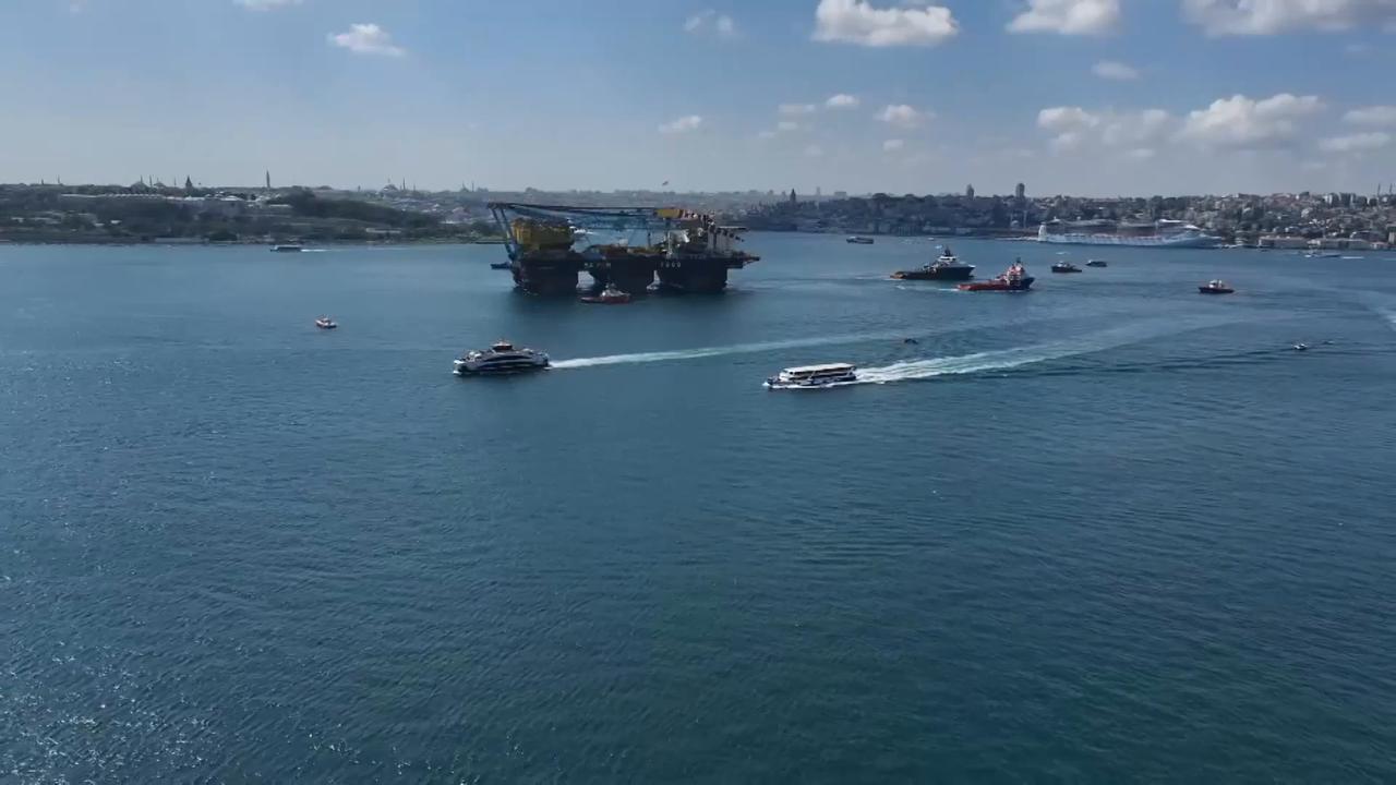 Video thumbnail for Türkiye: Massive crane vessel Saipem 7000 transits Istanbul's Bosphorus Strait.