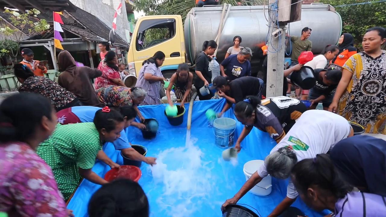 Video thumbnail for Indonesia: Clean water aid delivered to villagers in drought-hit Central Java.