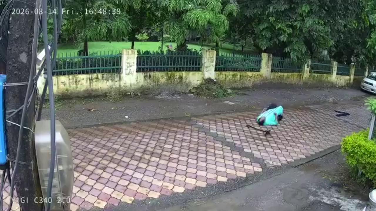 Video thumbnail for India: 75-year-old woman targeted in daylight chain snatching, scooter-borne miscreant escapes on unregistered vehicle.