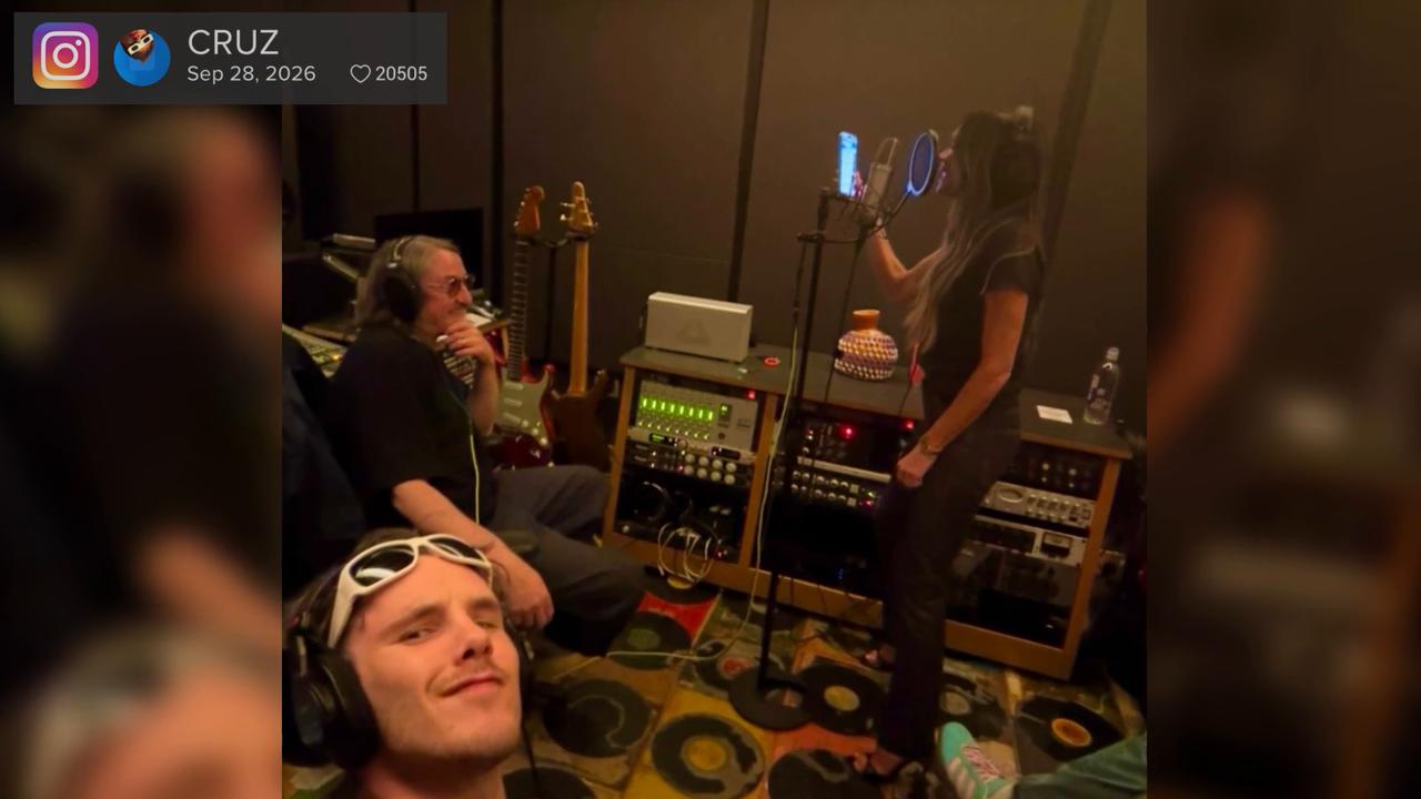 Video thumbnail for Victoria Beckham fuels music comeback rumours after Cruz shares a studio photo of Posh at the microphone.
