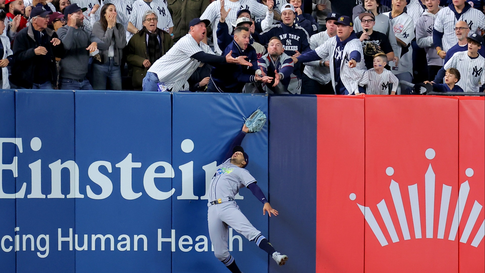 Video thumbnail for Yankee Fans Urged to Not Interfere Over the LF Wall