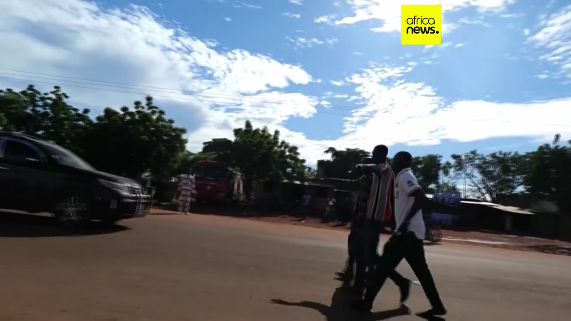 'Video thumbnail for Hundreds continue to flee central Malian town after jihadist attack'