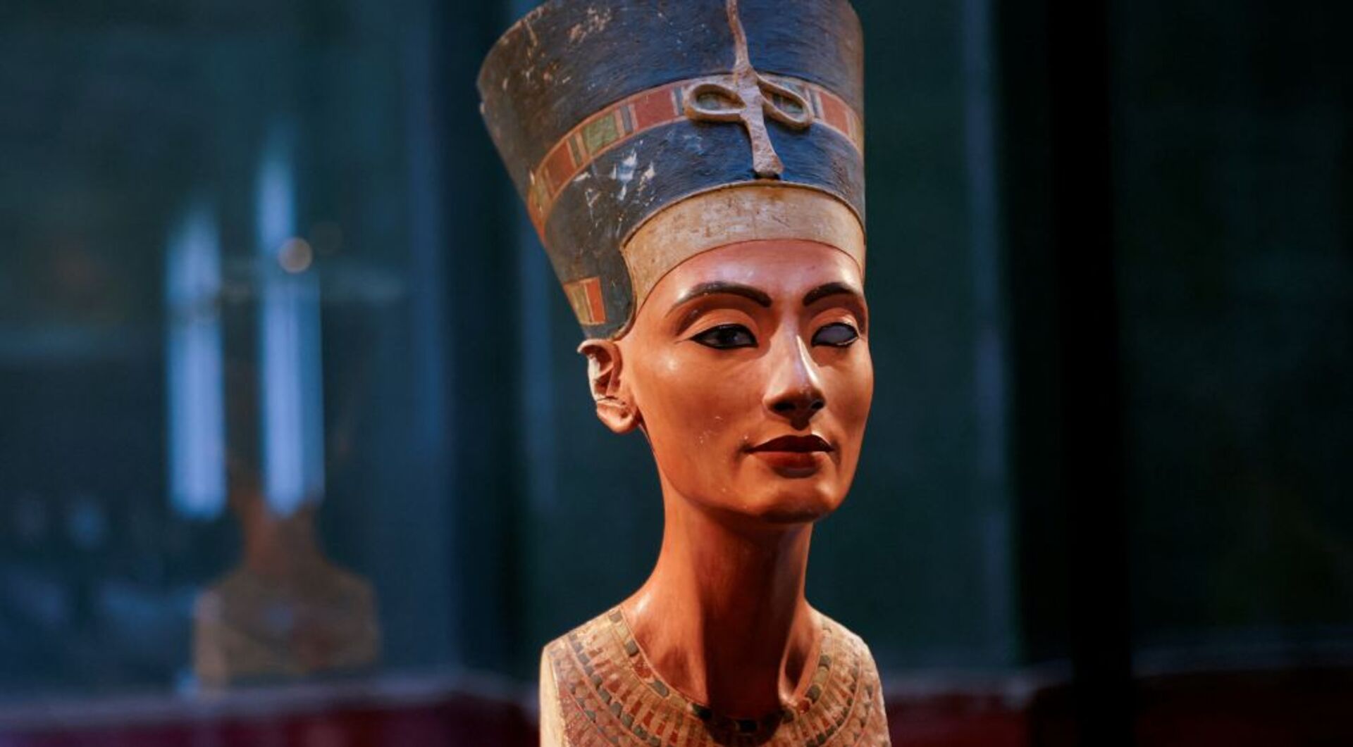 Video thumbnail for Return Nefertiti: Egypt renews claims while Germany cites fragility of bust