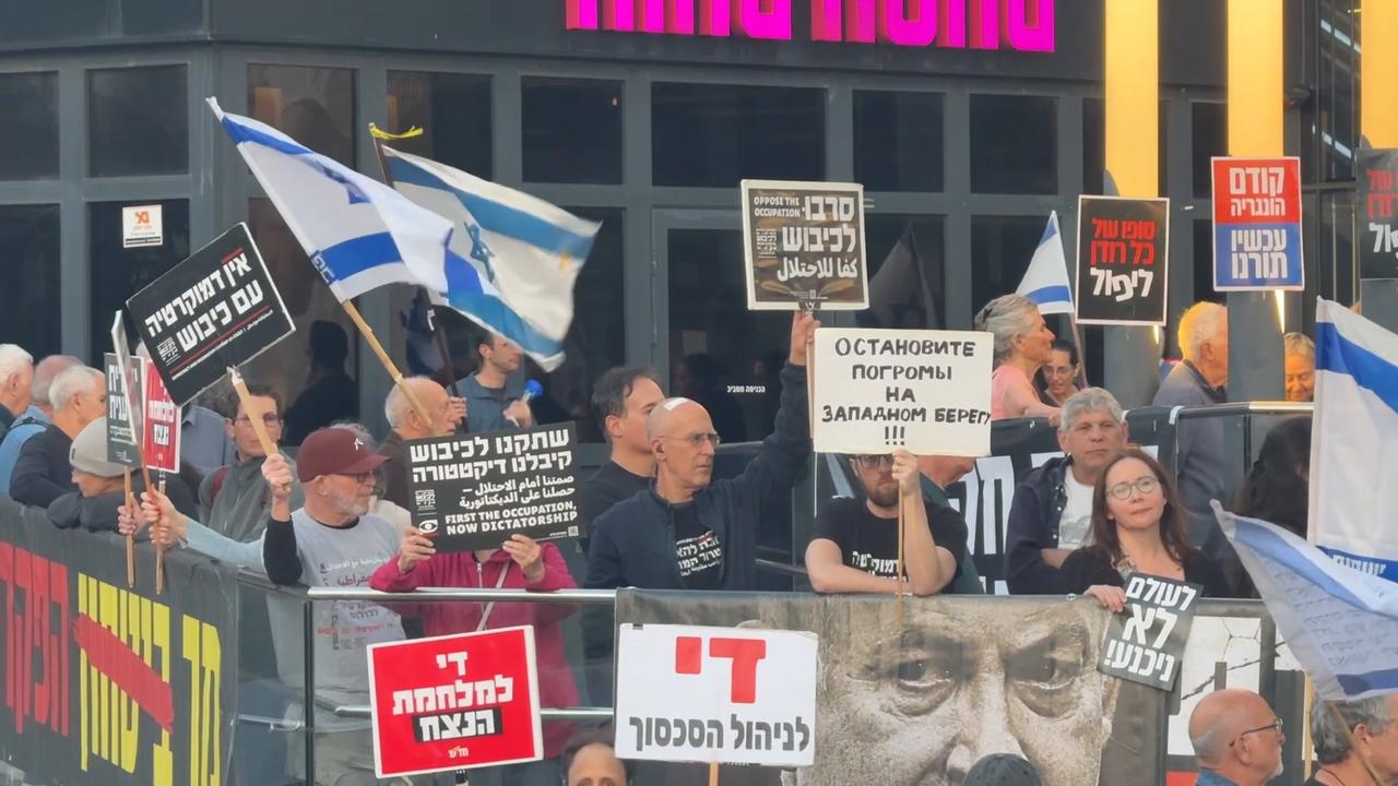 Video thumbnail for Israel: Demonstrators protest Netanyahu policies in northern Israel.