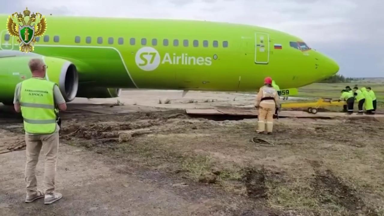 Video thumbnail for Russia: Passenger plane skids off runway in Yakutia, Russia.
