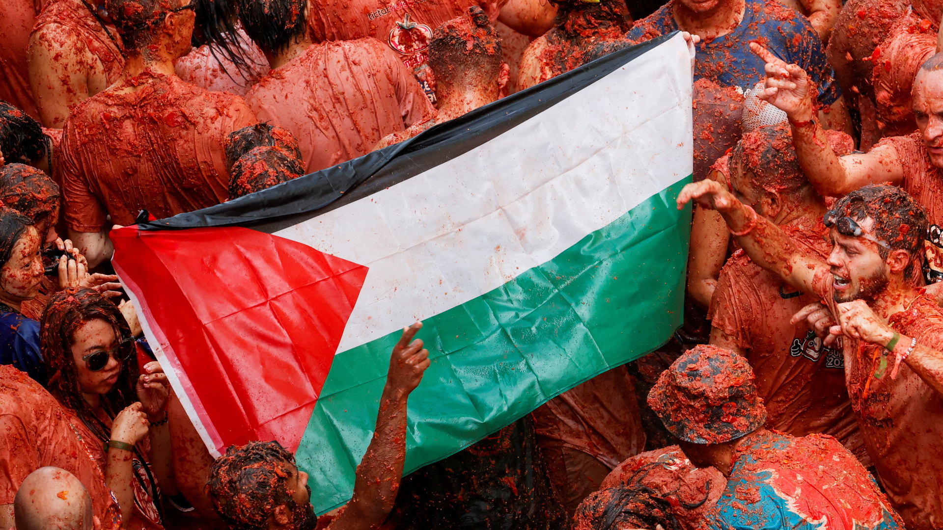 'Video thumbnail for Huge Palestinian flag unveiled at Spain’s La Tomatina festival'