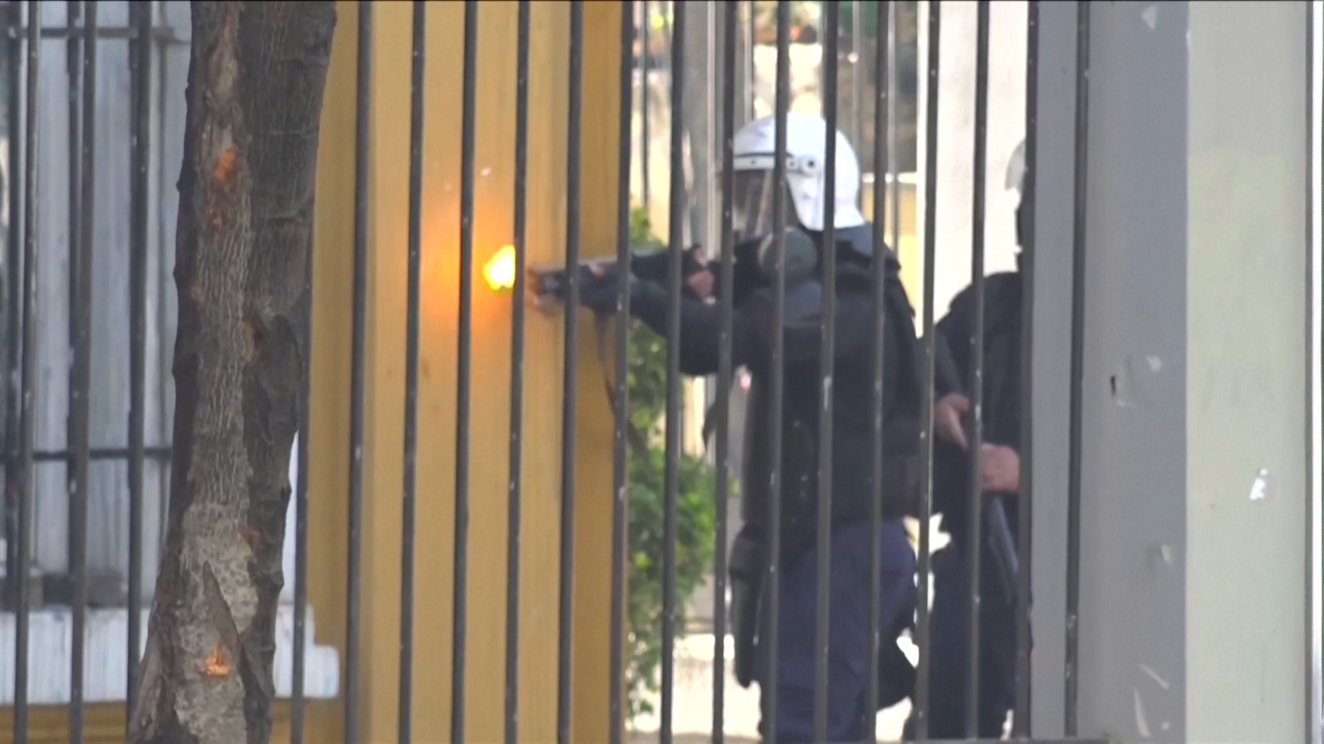 Video thumbnail for Protesters allege police brutality as violent clashes enter fifth day in Albania