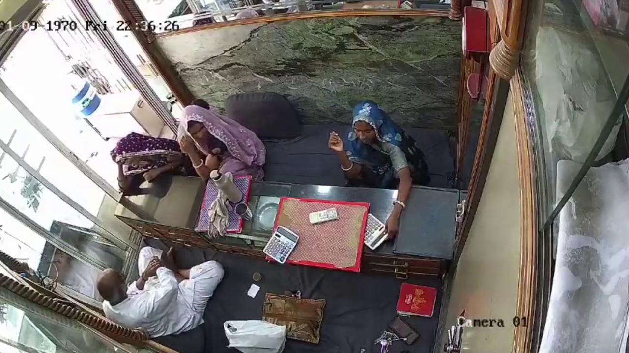 Video thumbnail for India: Three women distract jeweller, third suspect steals bag carrying $2,621 cash, jewellery worth $9,984.
