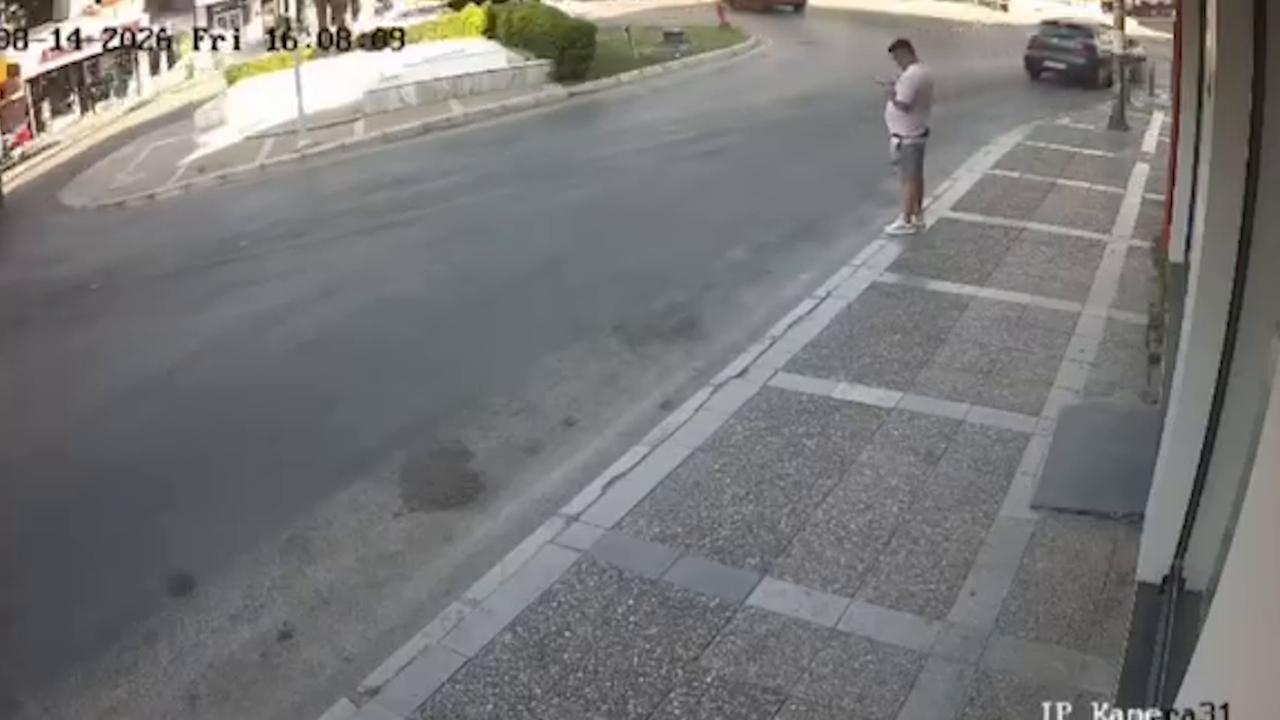 Video thumbnail for Türkiye: MOMENT - Pedestrian survives dramatic tanker accident caught on camera.