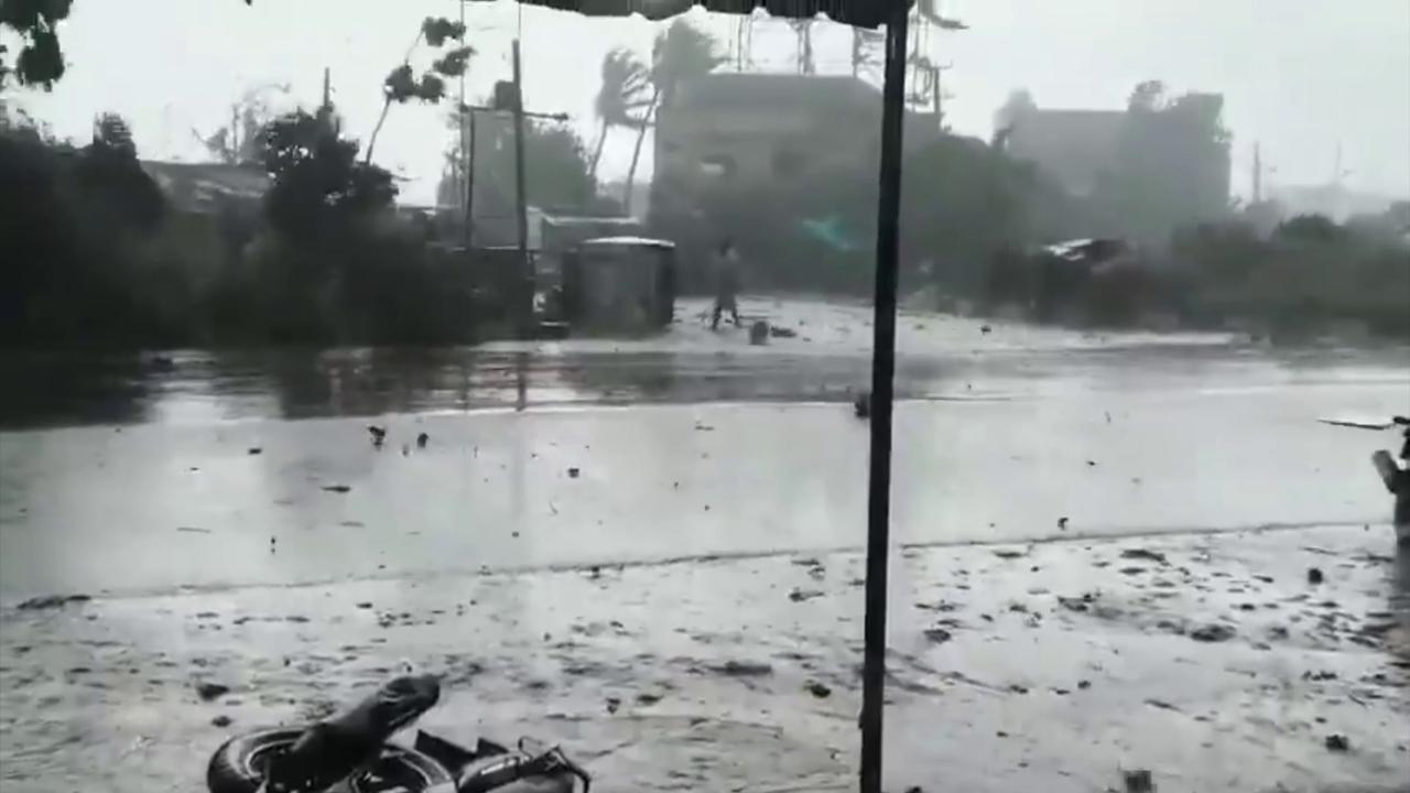 Video thumbnail for India: Heavy Rain and Winds Batter Burgampadu Village in Telangana.