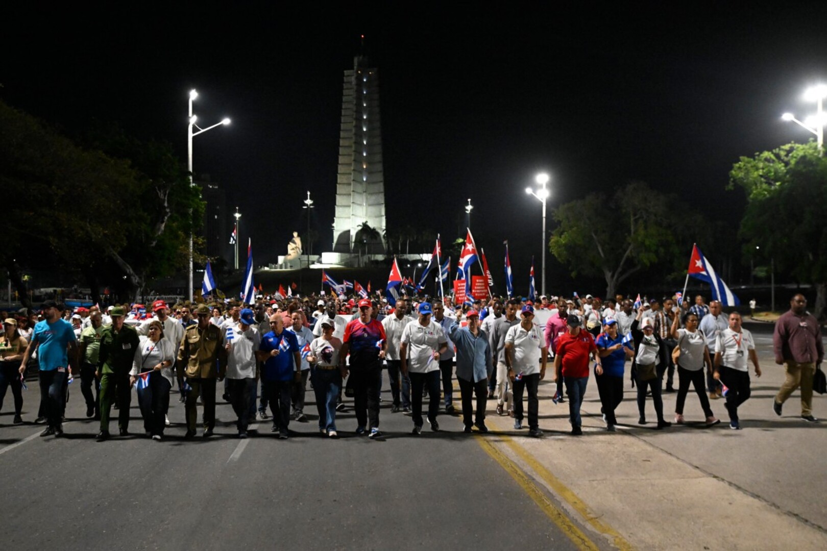 Video thumbnail for Havana Labour Day: Cubans celebrate in spite of US fuel blockade