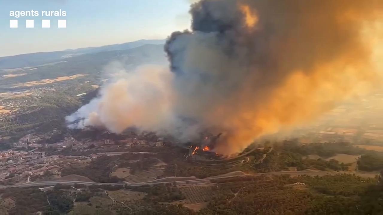 Video thumbnail for Spain: Catalonia wildfire scorches about 400 hectares.