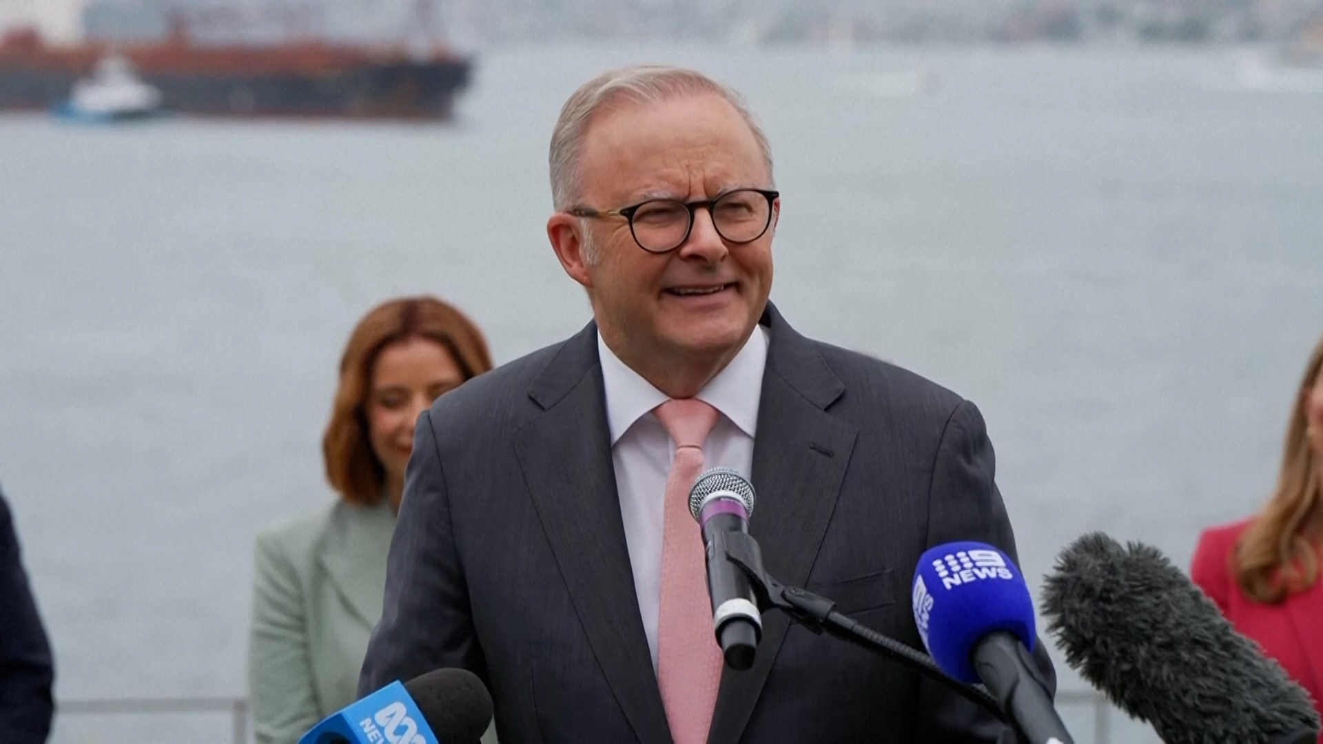 Video thumbnail for Australian PM and 12-year-old activist welcome social media ban