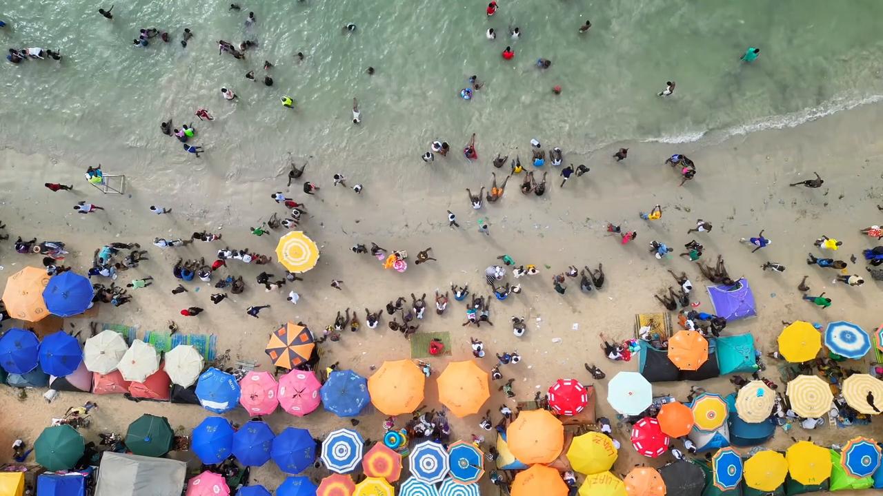 Video thumbnail for Senegal: Dakar residents flock to beaches as heatwave grips Senegalese capital.