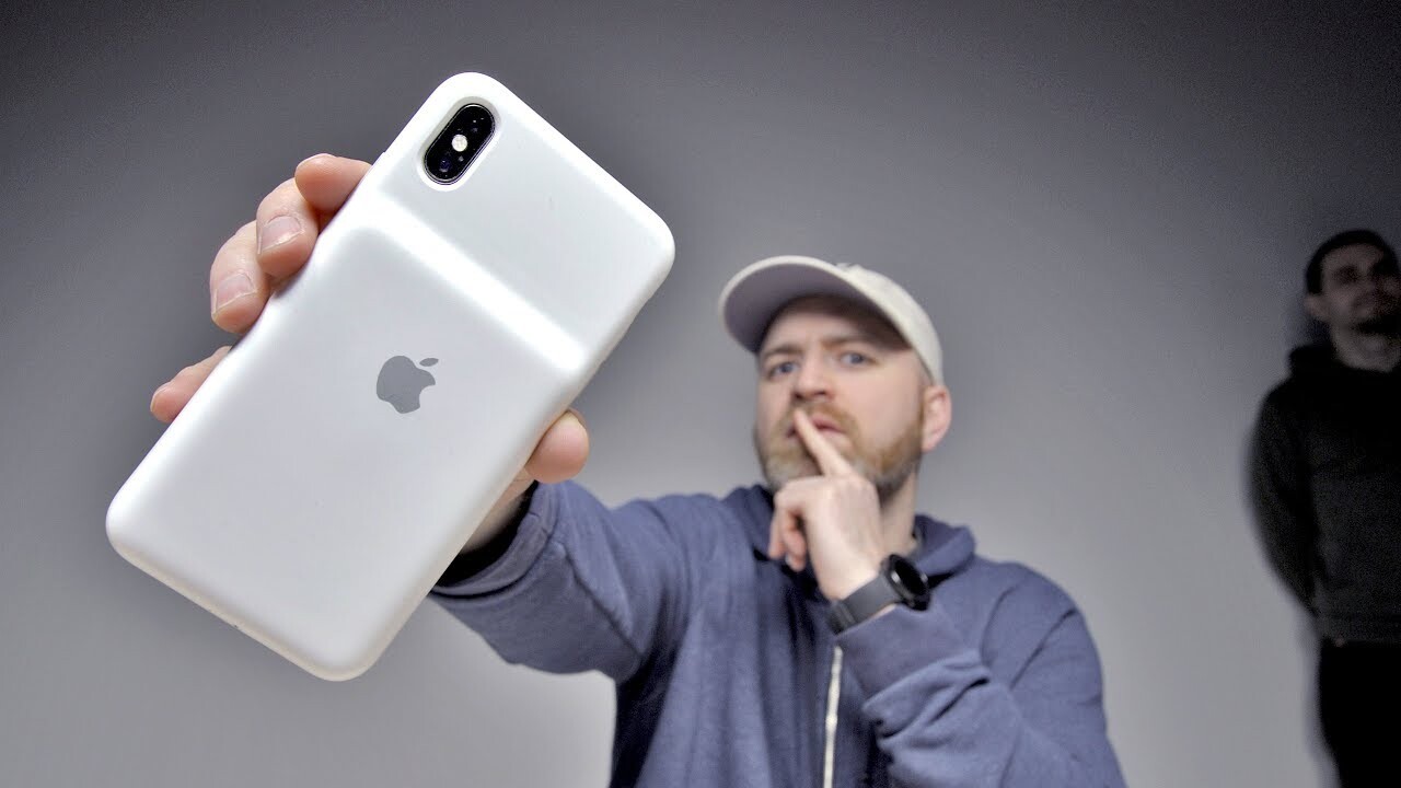 Video thumbnail for Is The iPhone Smart Battery Case Worth The Price?