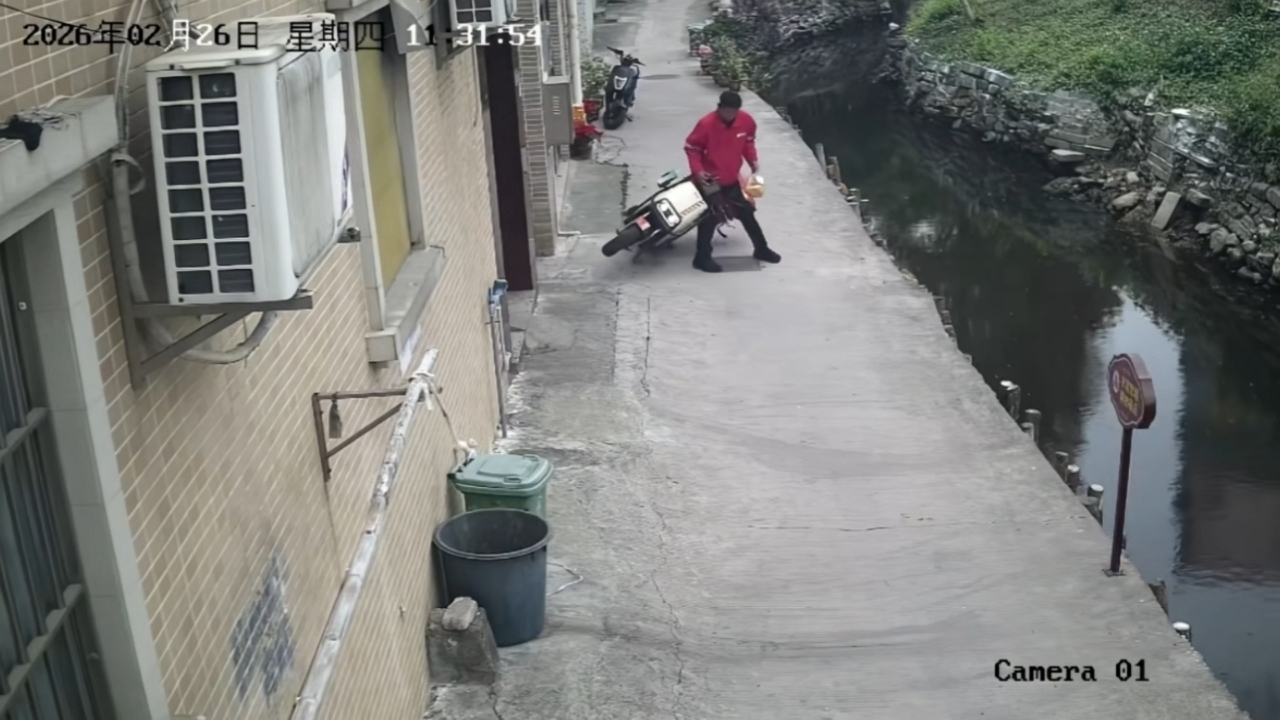 Video thumbnail for Delivery Scooter Takes an Unexpected Swim in China