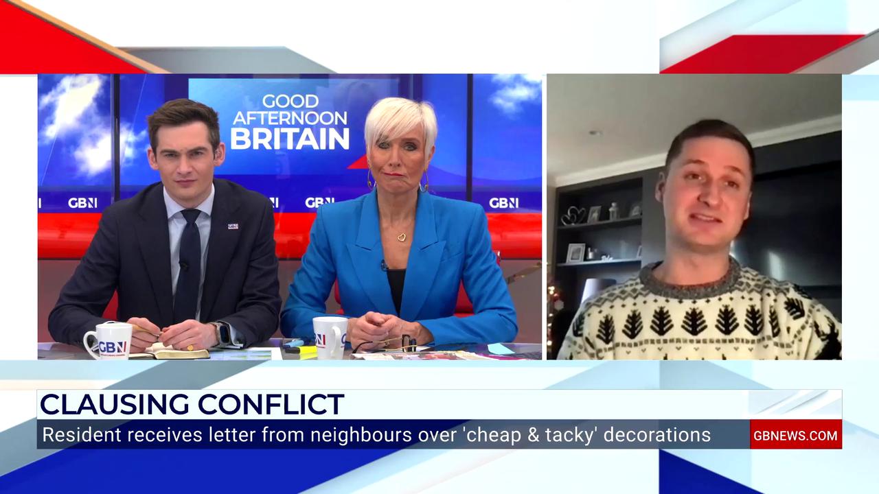 Video thumbnail for WATCH: Briton forced to take down Christmas decorations after neighbour complains about 'offensive' display