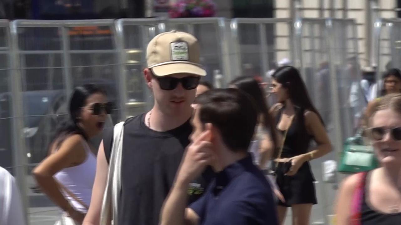 Video thumbnail for US: Rare red warning for extreme heat issued as UK faces record-challenging temperatures.