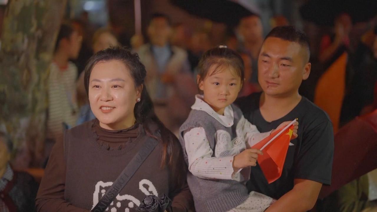 Video thumbnail for China: China's National Day holidaymakers opt for longer trips, more destinations.