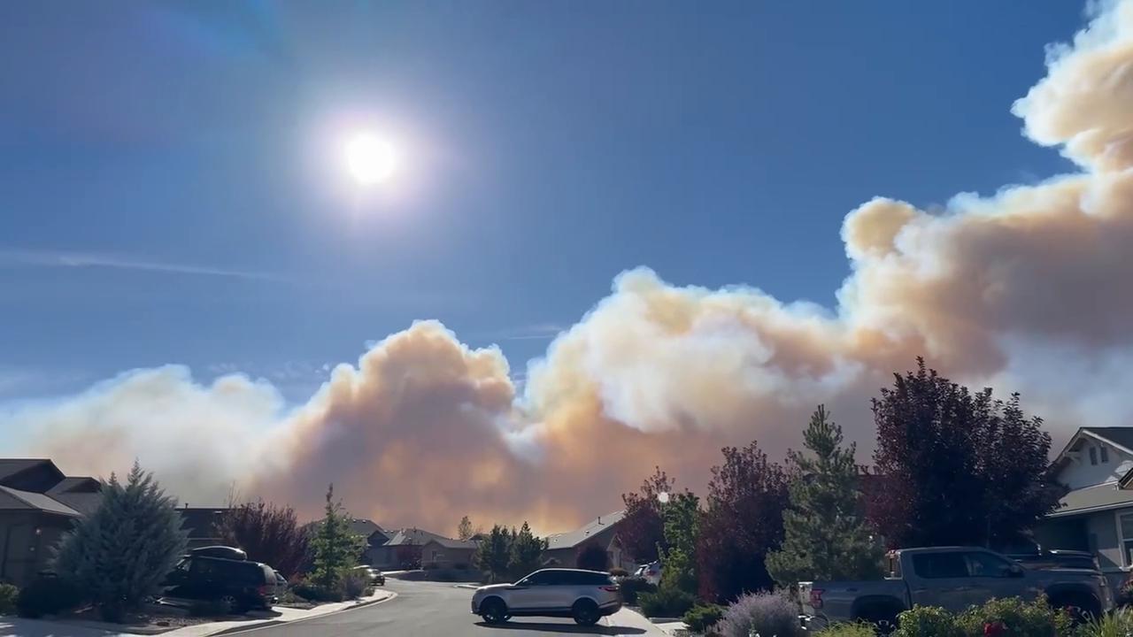 Video thumbnail for US: Hawk Fire Burns Structures, Forces Mass Evacuations in Reno Area 4.