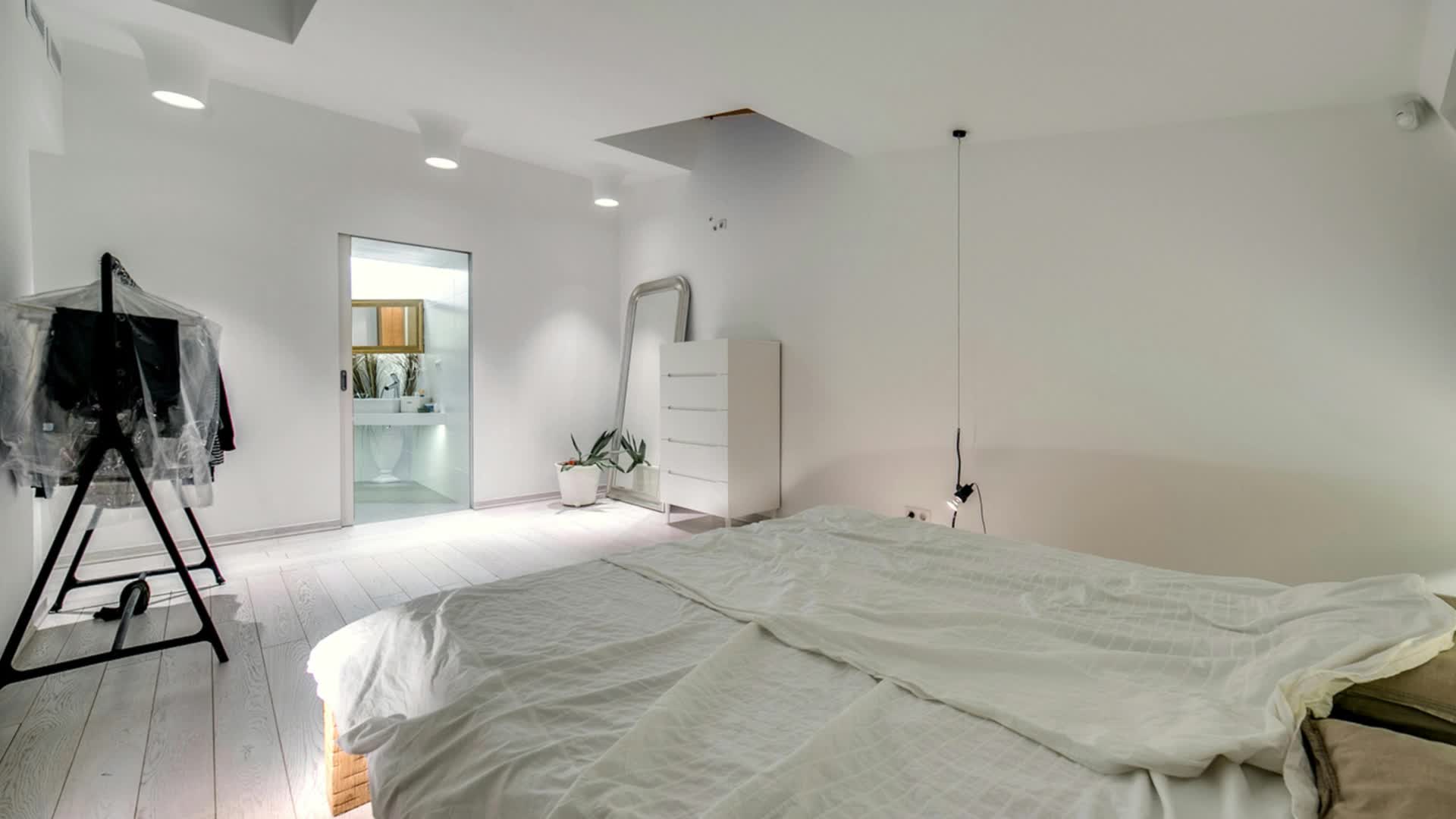 Video thumbnail for Why Your Room Smells Musty (Even With No Mold)