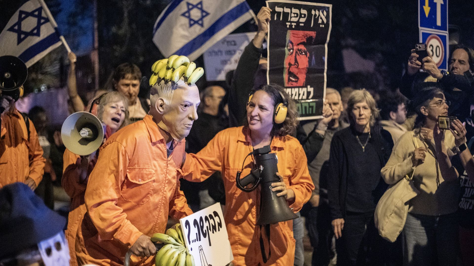 Video thumbnail for Israelis protest in Tel Aviv after Netanyahu seeks pardon on fraud cases