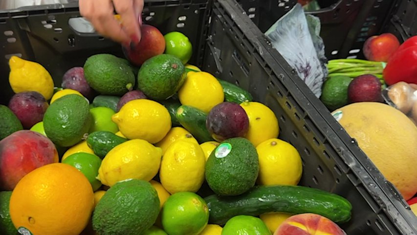 Video thumbnail for Mobile produce program delivers healthy food options to Long Islanders in need