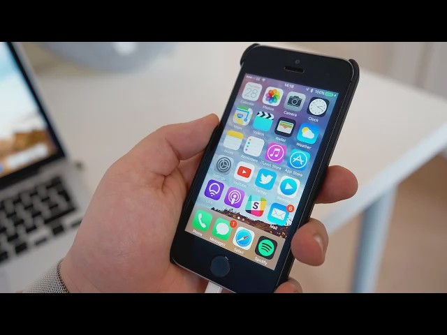 Video thumbnail for What's on my iPhone SE?
