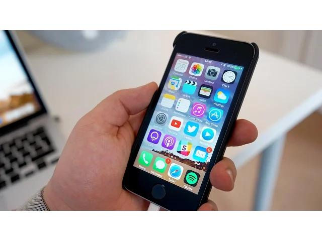 Video thumbnail for What's on my iPhone SE?