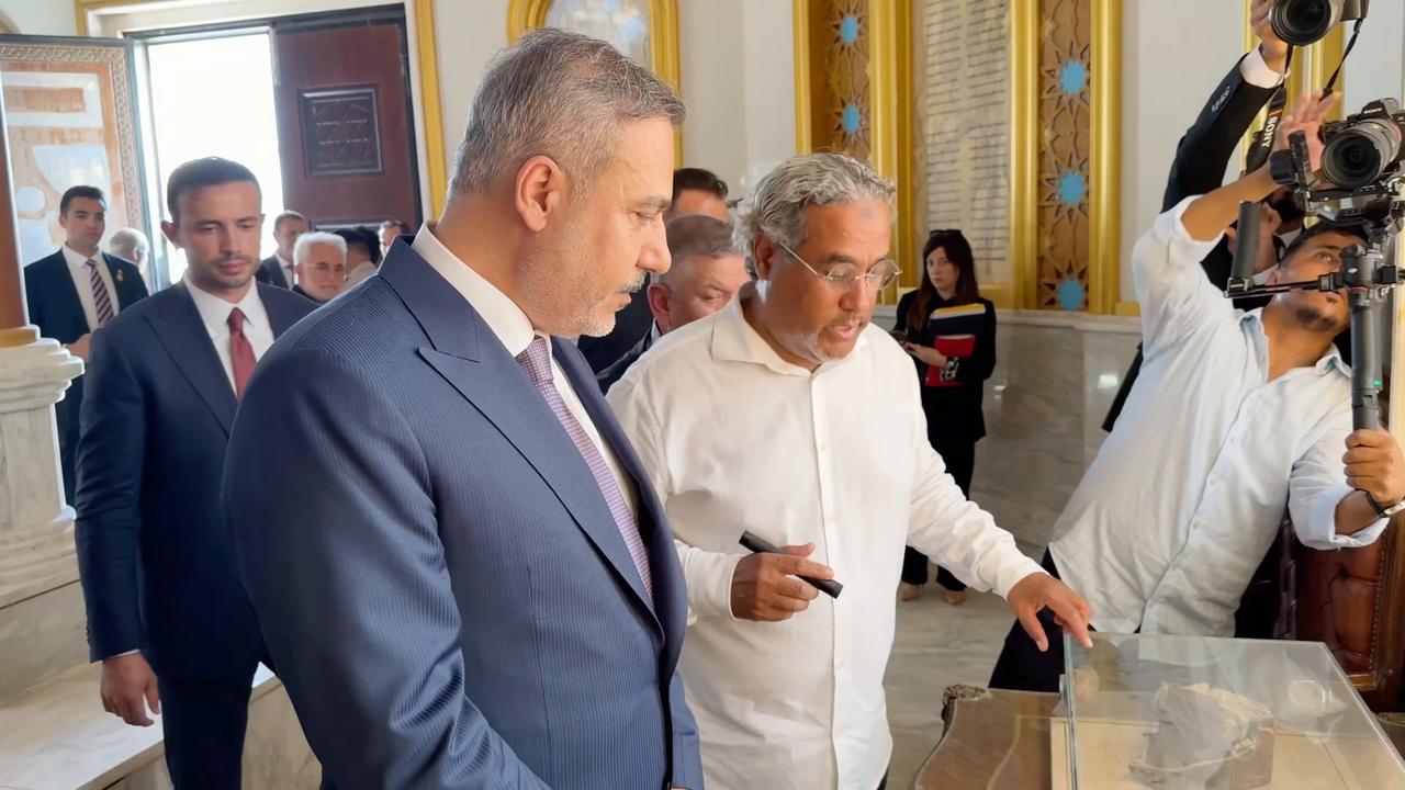 Video thumbnail for Libya: Turkish Foreign Minister Fidan visits Omar al-Mukhtar’s grave in Benghazi.