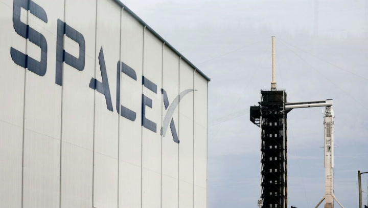 Video thumbnail for SpaceX Spectrum Deal Sends Telecom Stocks into Tailspin
