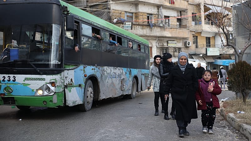 Video thumbnail for Syrians displaced by deadly battles in Aleppo begin returning to the city