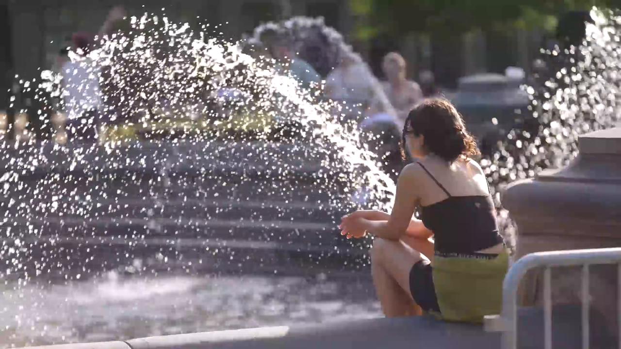 Video thumbnail for US: Historic heat wave pushes New York City into extreme heat risk.