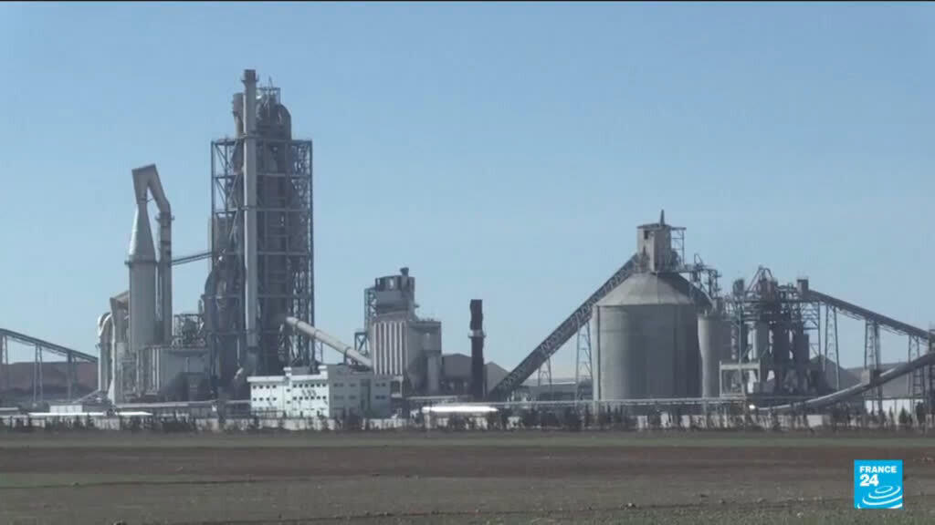 Video thumbnail for Cement giant Lafarge goes on trial in France over alleged payments to jihadist groups in Syria