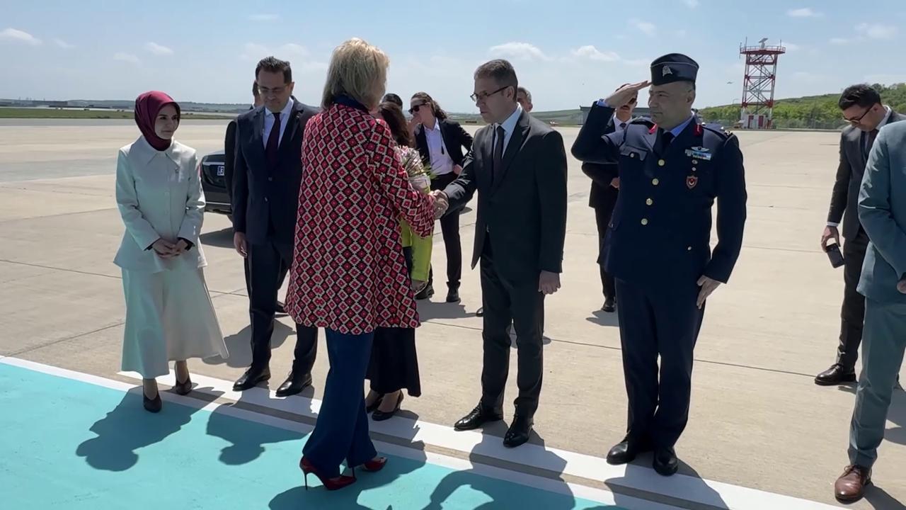 Video thumbnail for Türkiye: Turkish minister welcomes Belgian Queen Mathilde in Istanbul.