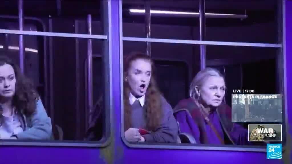 Video thumbnail for Ukraine war: "Mothers of Kherson" opera opens in Poland