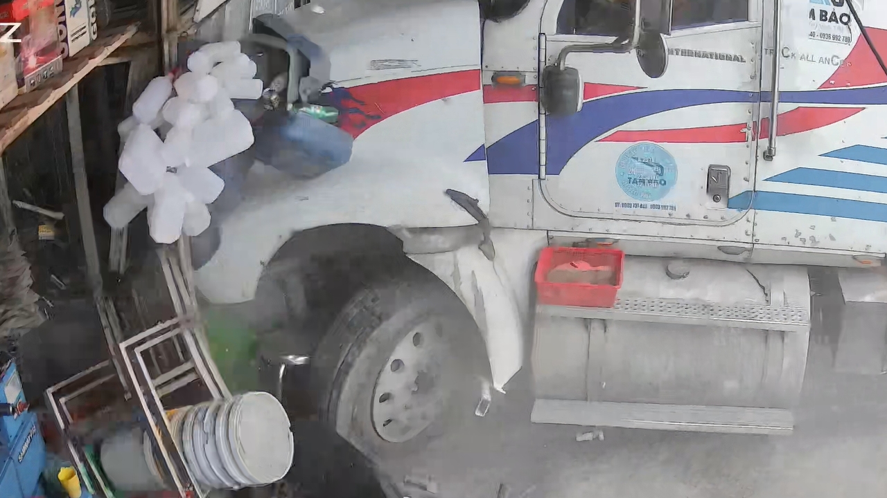Video thumbnail for Truck Crashes Into Ho Chi Minh City Home!