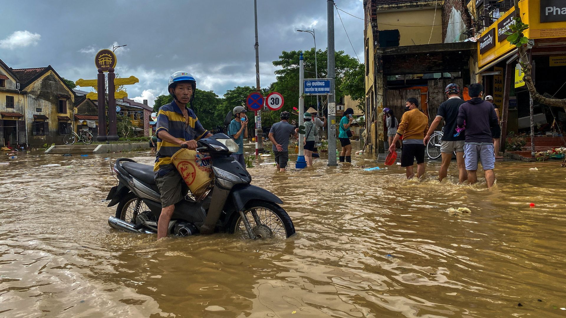 Video thumbnail for Death toll from Vietnam floods rises to 90, several still missing