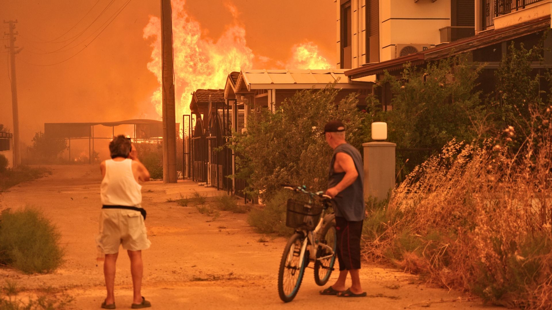Video thumbnail for Wildfires threaten popular tourist towns near Turkiye's Izmir, forcing mass evacuations