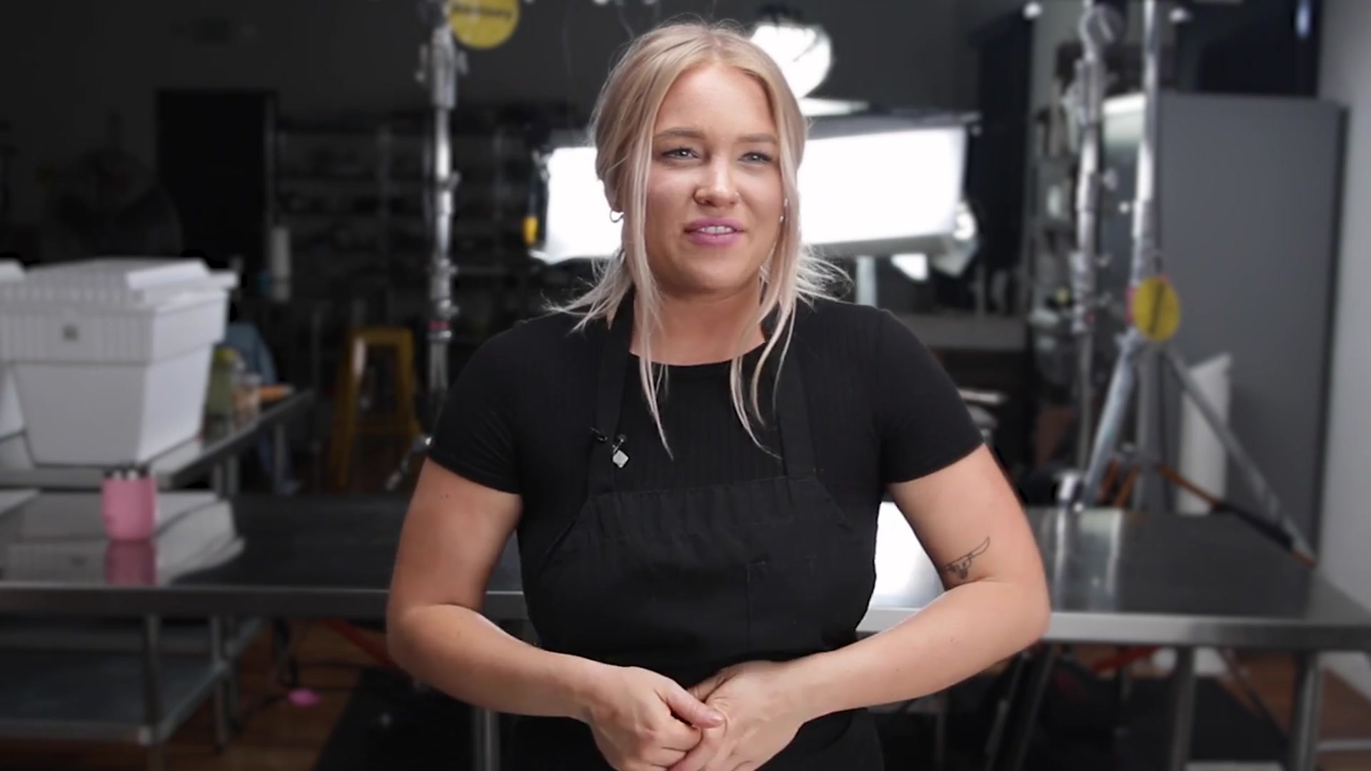 Video thumbnail for Alix_s Cheesecake-Stuffed Banana Bread Ring • Tasty(720P_HD)