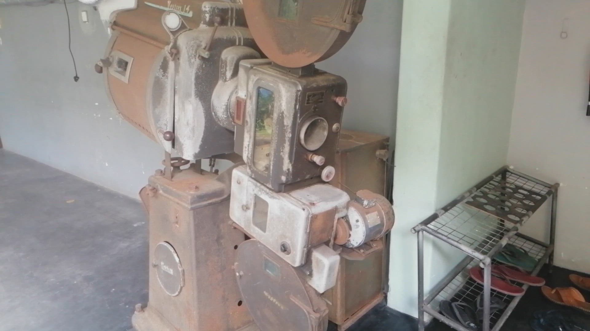 Video thumbnail for very old film camera