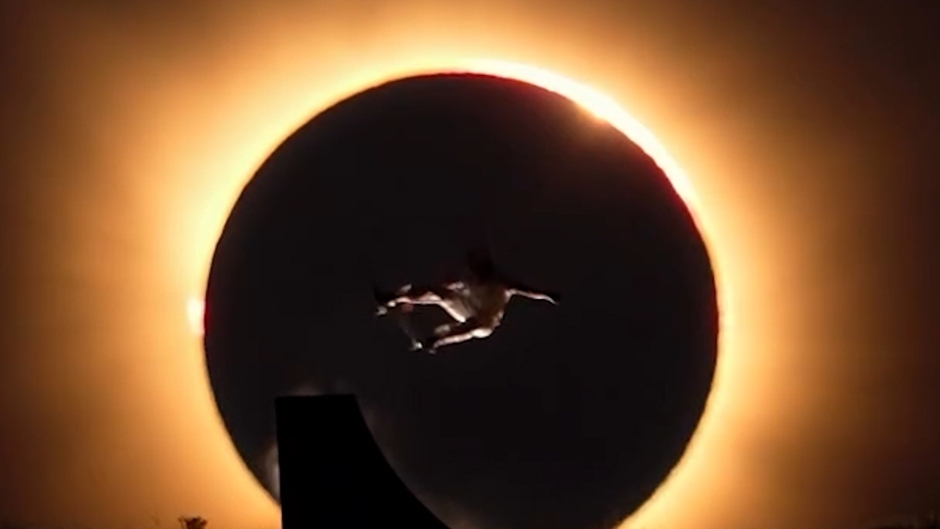 Video thumbnail for Olympic skateboarder times iconic stunt with solar eclipse