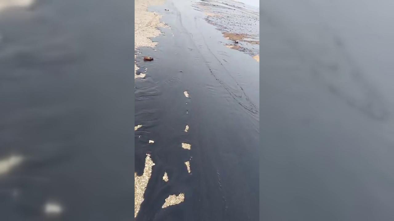 Video thumbnail for Iran: Oil Washes Ashore on Iranian Islands.