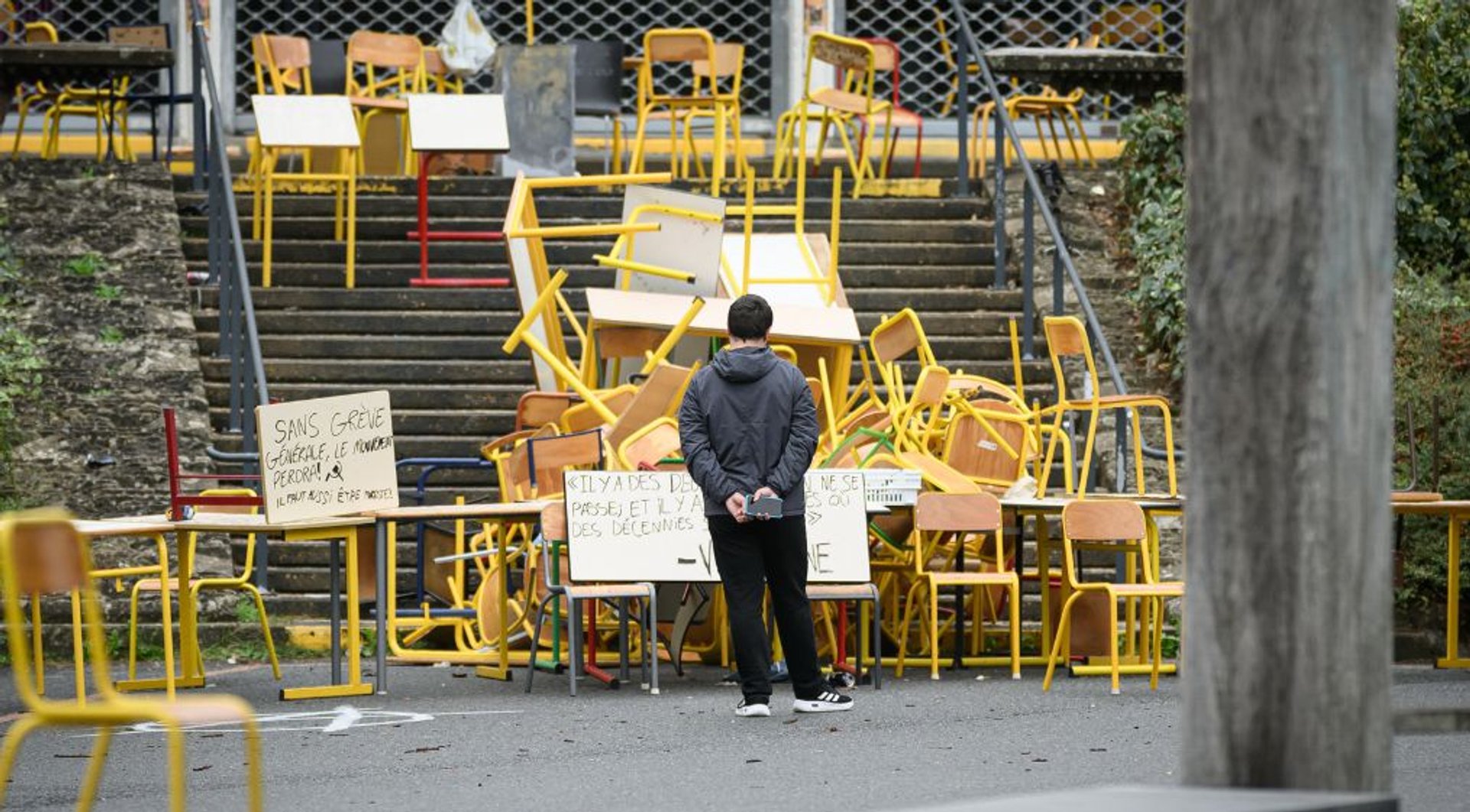 Video thumbnail for Rennes residents assess damage after France protests turn violent